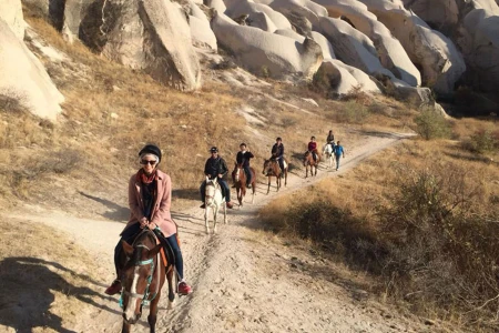 Kapadokya 1 Saatlik At Turu – Peri Bacaları ve Vadilerde Macera