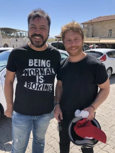 Misafirlerimizi ağırlamak, her zaman bizim için özel bir anlam taşır. Onları en iyi şekilde karşılamak, deneyimlerini unutulmaz kılmak için elimizden gelenin en iyisini yaparız. Her misafir, kendi hikayesi ve beklentileriyle gelir, bu da bizim için büyük bir zenginliktir. Onların rahatlığı ve memnuniyeti, ilk önceliğimizdir. Misafirlerimizi ağırlarken, onlarla güzel anılar biriktirmek ve kişisel bağlantılar kurmak için uğraşırız.