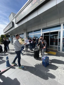 Misafirlerimizi ağırlamak, her zaman bizim için özel bir anlam taşır. Onları en iyi şekilde karşılamak, deneyimlerini unutulmaz kılmak için elimizden gelenin en iyisini yaparız. Her misafir, kendi hikayesi ve beklentileriyle gelir, bu da bizim için büyük bir zenginliktir. Onların rahatlığı ve memnuniyeti, ilk önceliğimizdir. Misafirlerimizi ağırlarken, onlarla güzel anılar biriktirmek ve kişisel bağlantılar kurmak için uğraşırız.