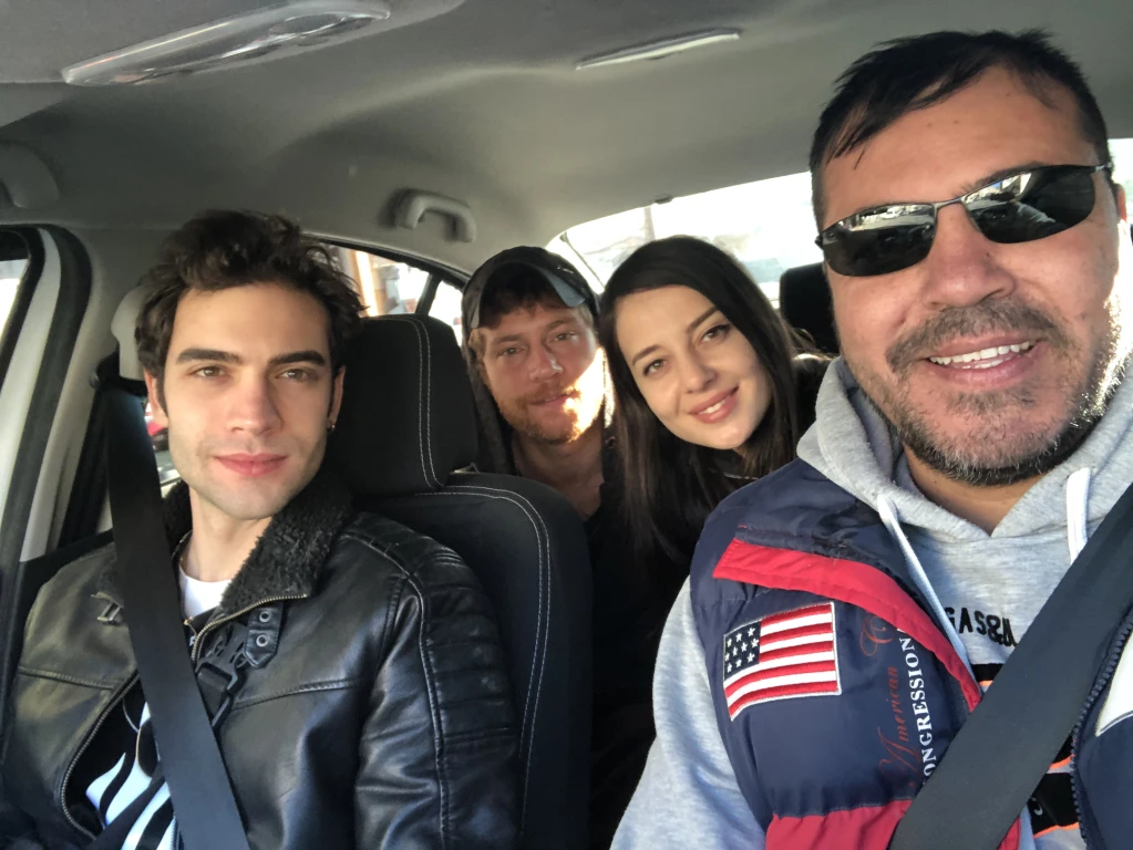 Misafirlerimizi ağırlamak, her zaman bizim için özel bir anlam taşır. Onları en iyi şekilde karşılamak, deneyimlerini unutulmaz kılmak için elimizden gelenin en iyisini yaparız. Her misafir, kendi hikayesi ve beklentileriyle gelir, bu da bizim için büyük bir zenginliktir. Onların rahatlığı ve memnuniyeti, ilk önceliğimizdir. Misafirlerimizi ağırlarken, onlarla güzel anılar biriktirmek ve kişisel bağlantılar kurmak için uğraşırız.