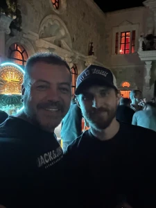 Misafirlerimizi ağırlamak, her zaman bizim için özel bir anlam taşır. Onları en iyi şekilde karşılamak, deneyimlerini unutulmaz kılmak için elimizden gelenin en iyisini yaparız. Her misafir, kendi hikayesi ve beklentileriyle gelir, bu da bizim için büyük bir zenginliktir. Onların rahatlığı ve memnuniyeti, ilk önceliğimizdir. Misafirlerimizi ağırlarken, onlarla güzel anılar biriktirmek ve kişisel bağlantılar kurmak için uğraşırız.