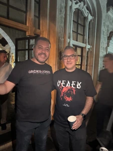 Misafirlerimizi ağırlamak, her zaman bizim için özel bir anlam taşır. Onları en iyi şekilde karşılamak, deneyimlerini unutulmaz kılmak için elimizden gelenin en iyisini yaparız. Her misafir, kendi hikayesi ve beklentileriyle gelir, bu da bizim için büyük bir zenginliktir. Onların rahatlığı ve memnuniyeti, ilk önceliğimizdir. Misafirlerimizi ağırlarken, onlarla güzel anılar biriktirmek ve kişisel bağlantılar kurmak için uğraşırız.