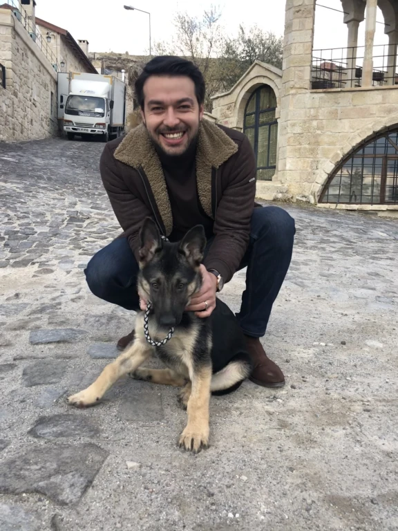 Misafirlerimizi ağırlamak, her zaman bizim için özel bir anlam taşır. Onları en iyi şekilde karşılamak, deneyimlerini unutulmaz kılmak için elimizden gelenin en iyisini yaparız. Her misafir, kendi hikayesi ve beklentileriyle gelir, bu da bizim için büyük bir zenginliktir. Onların rahatlığı ve memnuniyeti, ilk önceliğimizdir. Misafirlerimizi ağırlarken, onlarla güzel anılar biriktirmek ve kişisel bağlantılar kurmak için uğraşırız.