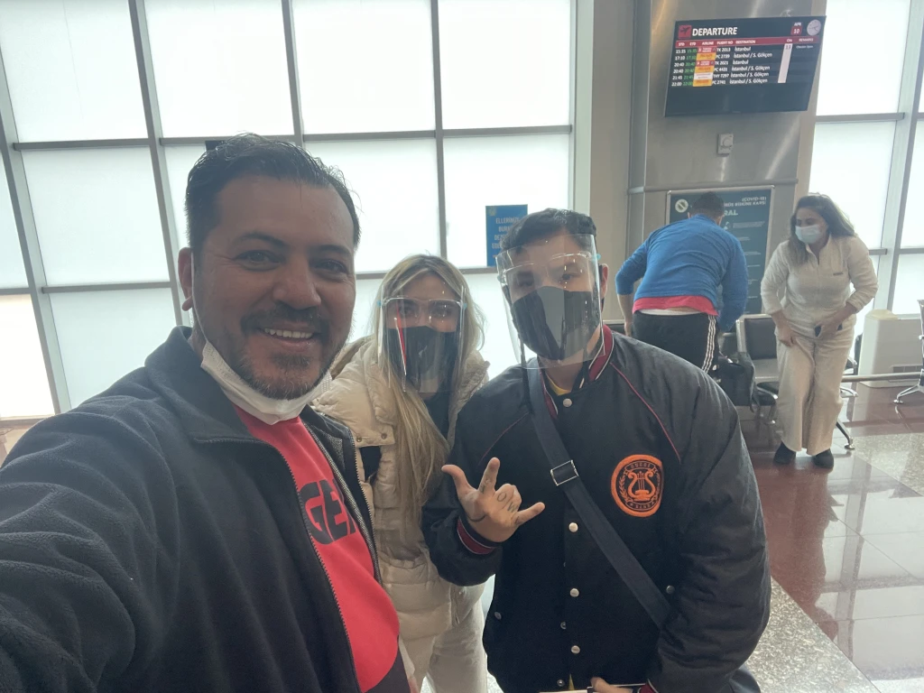 Misafirlerimizi ağırlamak, her zaman bizim için özel bir anlam taşır. Onları en iyi şekilde karşılamak, deneyimlerini unutulmaz kılmak için elimizden gelenin en iyisini yaparız. Her misafir, kendi hikayesi ve beklentileriyle gelir, bu da bizim için büyük bir zenginliktir. Onların rahatlığı ve memnuniyeti, ilk önceliğimizdir. Misafirlerimizi ağırlarken, onlarla güzel anılar biriktirmek ve kişisel bağlantılar kurmak için uğraşırız.