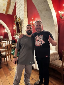 Misafirlerimizi ağırlamak, her zaman bizim için özel bir anlam taşır. Onları en iyi şekilde karşılamak, deneyimlerini unutulmaz kılmak için elimizden gelenin en iyisini yaparız. Her misafir, kendi hikayesi ve beklentileriyle gelir, bu da bizim için büyük bir zenginliktir. Onların rahatlığı ve memnuniyeti, ilk önceliğimizdir. Misafirlerimizi ağırlarken, onlarla güzel anılar biriktirmek ve kişisel bağlantılar kurmak için uğraşırız.