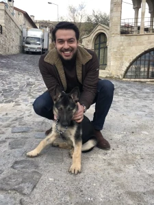 Misafirlerimizi ağırlamak, her zaman bizim için özel bir anlam taşır. Onları en iyi şekilde karşılamak, deneyimlerini unutulmaz kılmak için elimizden gelenin en iyisini yaparız. Her misafir, kendi hikayesi ve beklentileriyle gelir, bu da bizim için büyük bir zenginliktir. Onların rahatlığı ve memnuniyeti, ilk önceliğimizdir. Misafirlerimizi ağırlarken, onlarla güzel anılar biriktirmek ve kişisel bağlantılar kurmak için uğraşırız.