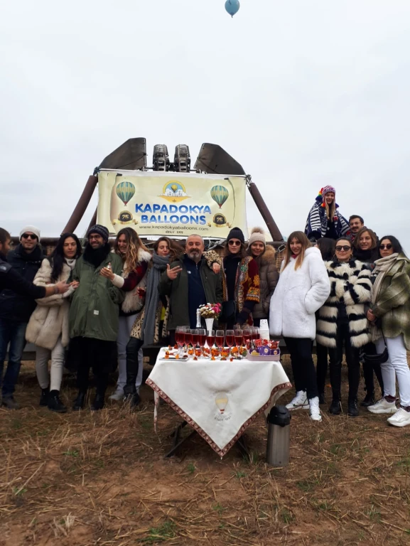 Misafirlerimizi ağırlamak, her zaman bizim için özel bir anlam taşır. Onları en iyi şekilde karşılamak, deneyimlerini unutulmaz kılmak için elimizden gelenin en iyisini yaparız. Her misafir, kendi hikayesi ve beklentileriyle gelir, bu da bizim için büyük bir zenginliktir. Onların rahatlığı ve memnuniyeti, ilk önceliğimizdir. Misafirlerimizi ağırlarken, onlarla güzel anılar biriktirmek ve kişisel bağlantılar kurmak için uğraşırız.
