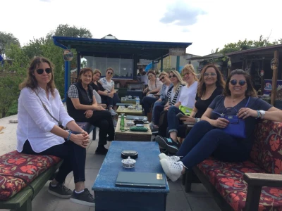 Misafirlerimizi ağırlamak, her zaman bizim için özel bir anlam taşır. Onları en iyi şekilde karşılamak, deneyimlerini unutulmaz kılmak için elimizden gelenin en iyisini yaparız. Her misafir, kendi hikayesi ve beklentileriyle gelir, bu da bizim için büyük bir zenginliktir. Onların rahatlığı ve memnuniyeti, ilk önceliğimizdir. Misafirlerimizi ağırlarken, onlarla güzel anılar biriktirmek ve kişisel bağlantılar kurmak için uğraşırız.