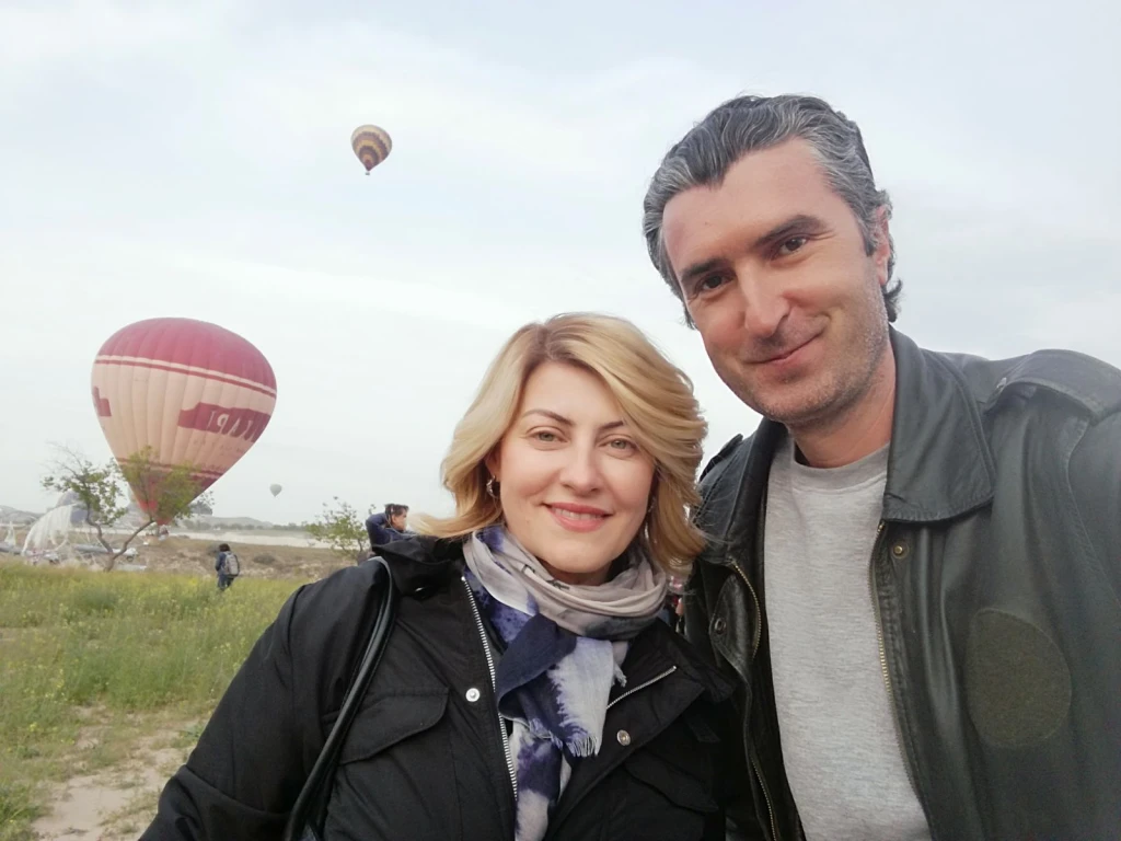 Misafirlerimizi ağırlamak, her zaman bizim için özel bir anlam taşır. Onları en iyi şekilde karşılamak, deneyimlerini unutulmaz kılmak için elimizden gelenin en iyisini yaparız. Her misafir, kendi hikayesi ve beklentileriyle gelir, bu da bizim için büyük bir zenginliktir. Onların rahatlığı ve memnuniyeti, ilk önceliğimizdir. Misafirlerimizi ağırlarken, onlarla güzel anılar biriktirmek ve kişisel bağlantılar kurmak için uğraşırız.