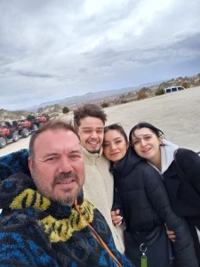 Misafirlerimizi ağırlamak, her zaman bizim için özel bir anlam taşır. Onları en iyi şekilde karşılamak, deneyimlerini unutulmaz kılmak için elimizden gelenin en iyisini yaparız. Her misafir, kendi hikayesi ve beklentileriyle gelir, bu da bizim için büyük bir zenginliktir. Onların rahatlığı ve memnuniyeti, ilk önceliğimizdir. Misafirlerimizi ağırlarken, onlarla güzel anılar biriktirmek ve kişisel bağlantılar kurmak için uğraşırız.