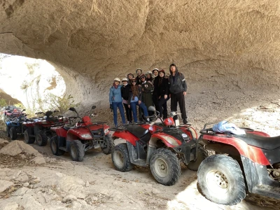 Misafirlerimizi ağırlamak, her zaman bizim için özel bir anlam taşır. Onları en iyi şekilde karşılamak, deneyimlerini unutulmaz kılmak için elimizden gelenin en iyisini yaparız. Her misafir, kendi hikayesi ve beklentileriyle gelir, bu da bizim için büyük bir zenginliktir. Onların rahatlığı ve memnuniyeti, ilk önceliğimizdir. Misafirlerimizi ağırlarken, onlarla güzel anılar biriktirmek ve kişisel bağlantılar kurmak için uğraşırız.