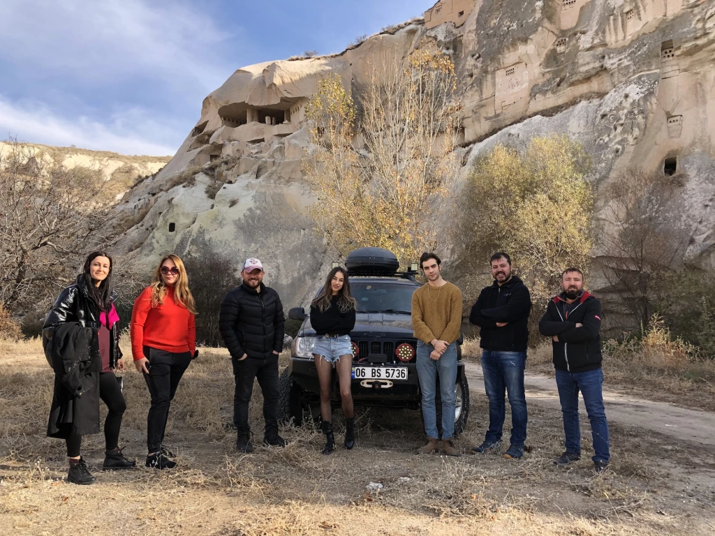 Misafirlerimizi ağırlamak, her zaman bizim için özel bir anlam taşır. Onları en iyi şekilde karşılamak, deneyimlerini unutulmaz kılmak için elimizden gelenin en iyisini yaparız. Her misafir, kendi hikayesi ve beklentileriyle gelir, bu da bizim için büyük bir zenginliktir. Onların rahatlığı ve memnuniyeti, ilk önceliğimizdir. Misafirlerimizi ağırlarken, onlarla güzel anılar biriktirmek ve kişisel bağlantılar kurmak için uğraşırız.