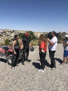 Misafirlerimizi ağırlamak, her zaman bizim için özel bir anlam taşır. Onları en iyi şekilde karşılamak, deneyimlerini unutulmaz kılmak için elimizden gelenin en iyisini yaparız. Her misafir, kendi hikayesi ve beklentileriyle gelir, bu da bizim için büyük bir zenginliktir. Onların rahatlığı ve memnuniyeti, ilk önceliğimizdir. Misafirlerimizi ağırlarken, onlarla güzel anılar biriktirmek ve kişisel bağlantılar kurmak için uğraşırız.