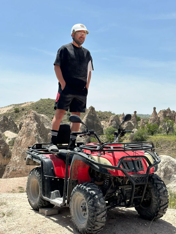 Misafirlerimizi ağırlamak, her zaman bizim için özel bir anlam taşır. Onları en iyi şekilde karşılamak, deneyimlerini unutulmaz kılmak için elimizden gelenin en iyisini yaparız. Her misafir, kendi hikayesi ve beklentileriyle gelir, bu da bizim için büyük bir zenginliktir. Onların rahatlığı ve memnuniyeti, ilk önceliğimizdir. Misafirlerimizi ağırlarken, onlarla güzel anılar biriktirmek ve kişisel bağlantılar kurmak için uğraşırız.