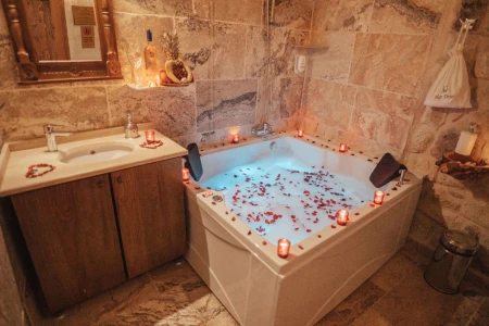 Nostalji Cave Hotel 107 | Özel Teraslı Taş Balayı Odası