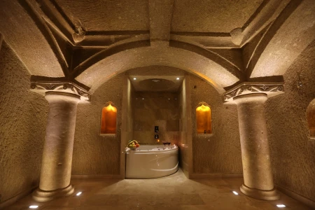 Abu Hayat Cave Hotel | Sütunlu Şömineli Mağara Oda Balayı Paketi