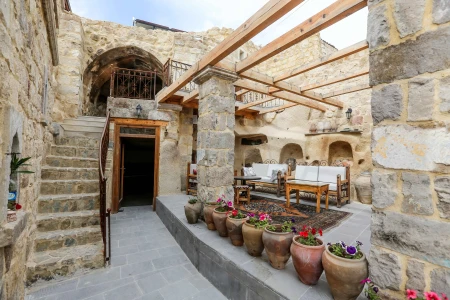 Abu Hayat Cave Hotel | Sütunlu Şömineli Mağara Oda Balayı Paketi
