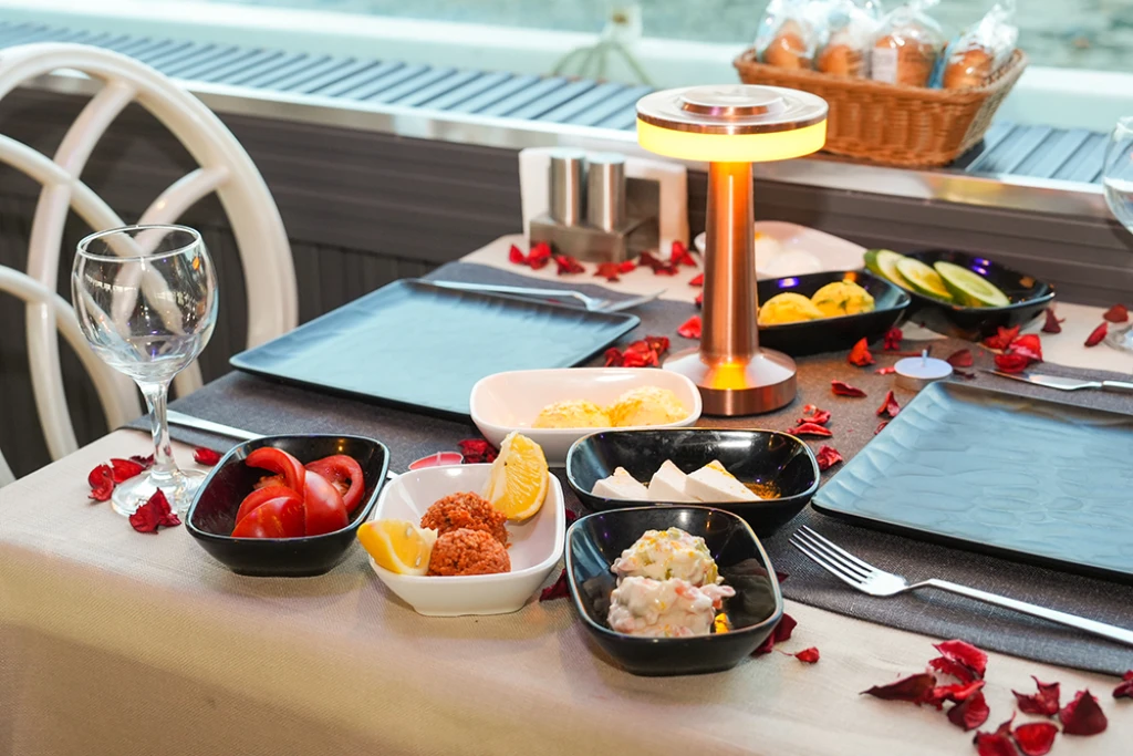 رحلة بحرية في البوسفور مع العشاء والترفيه (مشروبات غازية غير محدودة)