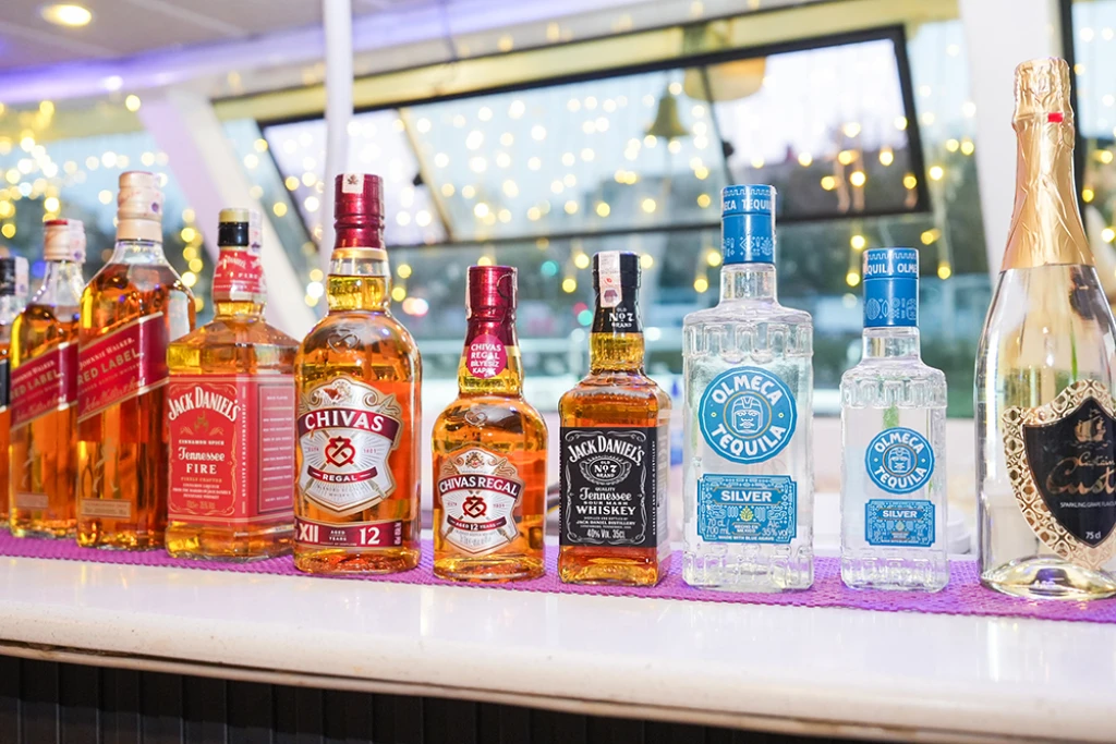 رحلة بحرية في البوسفور مع العشاء والترفيه (مشروبات غازية غير محدودة)