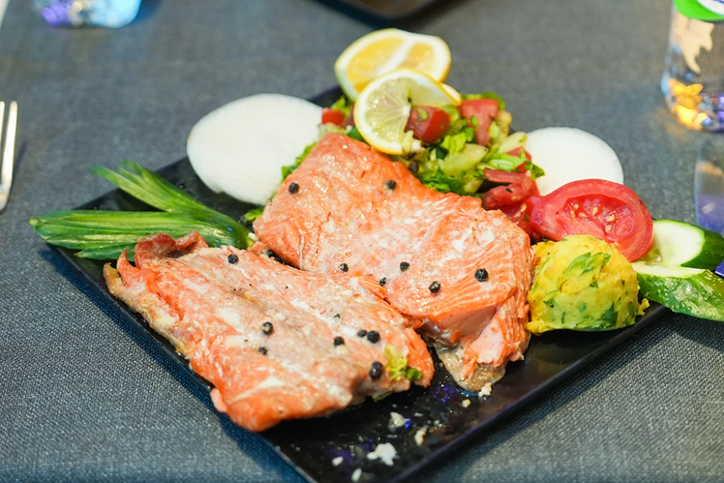 رحلة بحرية في البوسفور مع العشاء والترفيه (مشروبات غازية غير محدودة)