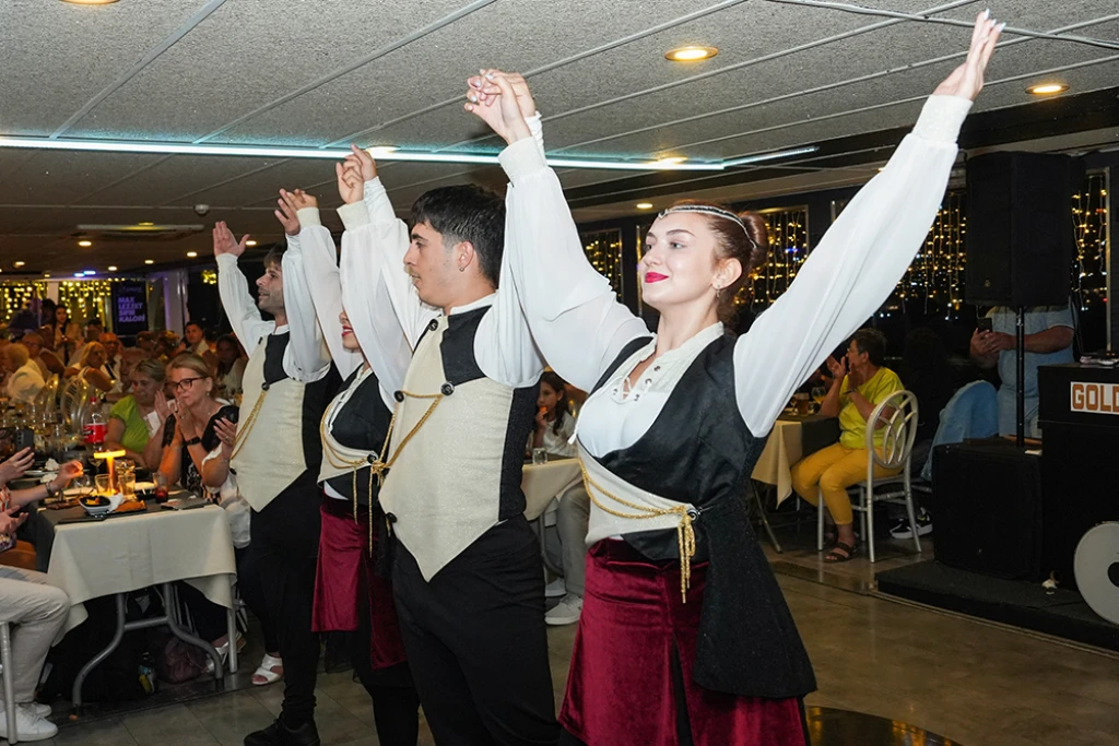 رحلة بحرية في البوسفور مع العشاء والترفيه (مشروبات غازية غير محدودة)