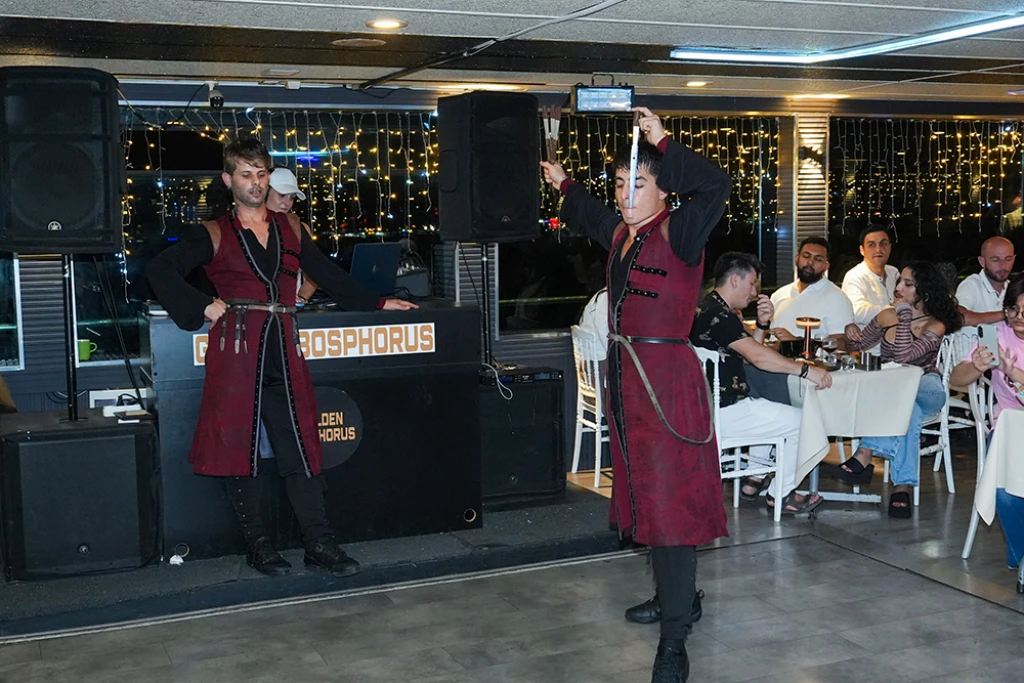 رحلة بحرية في البوسفور مع العشاء والترفيه (مشروبات غازية غير محدودة)