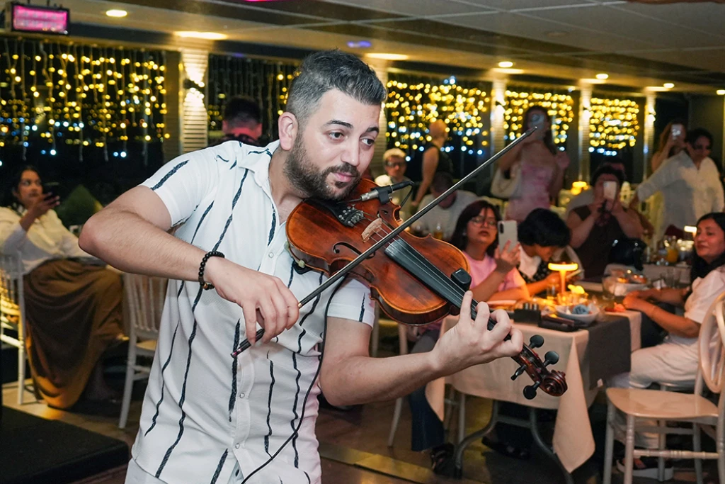 رحلة بحرية في البوسفور مع العشاء والترفيه (مشروبات غازية غير محدودة)