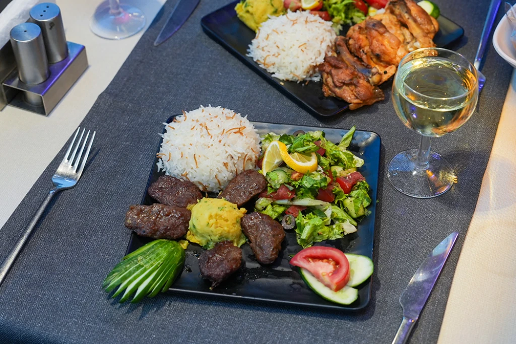 رحلة بحرية في البوسفور مع العشاء والترفيه (مشروبات غازية غير محدودة)