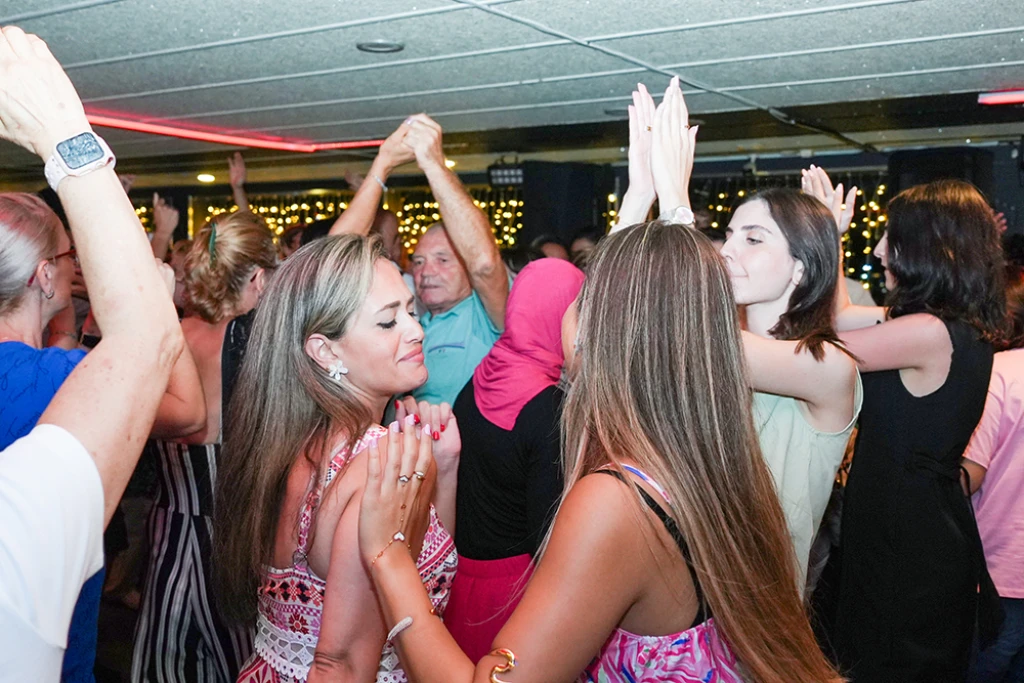 رحلة بحرية في البوسفور مع العشاء والترفيه (مشروبات غازية غير محدودة)