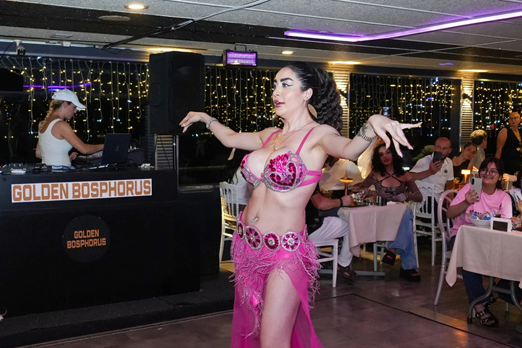 رحلة بحرية في البوسفور مع العشاء والترفيه (مشروبات غازية غير محدودة)