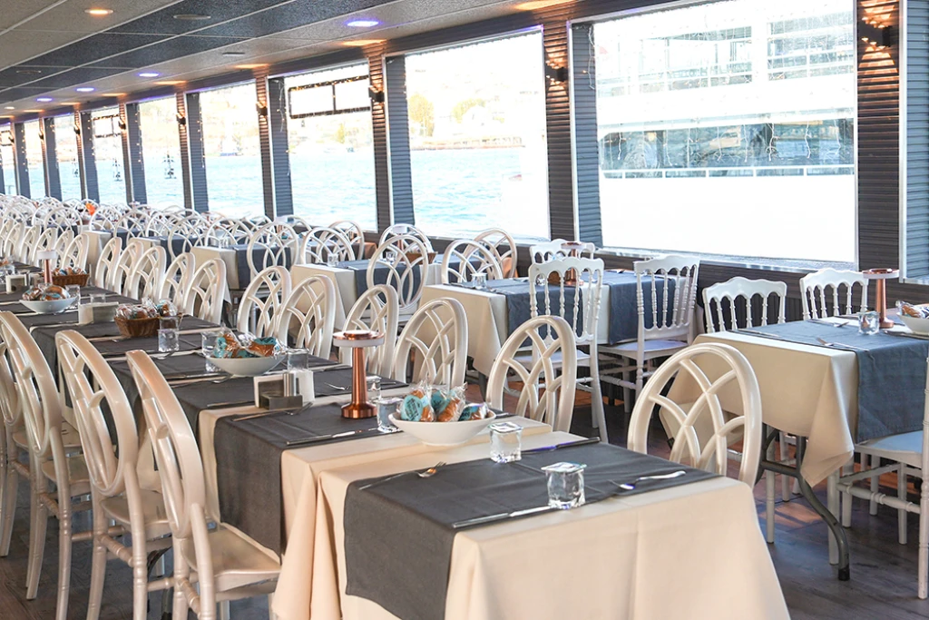 رحلة بحرية في البوسفور مع العشاء والترفيه (مشروبات غازية غير محدودة)