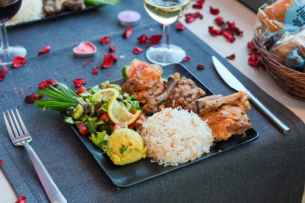 رحلة بحرية في البوسفور مع العشاء والترفيه (مشروبات غازية غير محدودة)