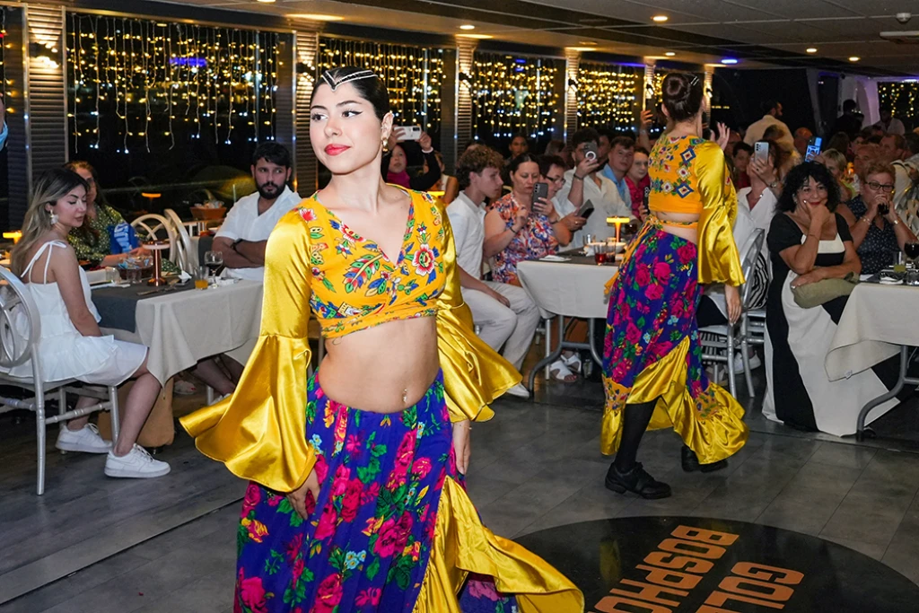 رحلة بحرية في البوسفور مع العشاء والترفيه (مشروبات غازية غير محدودة)