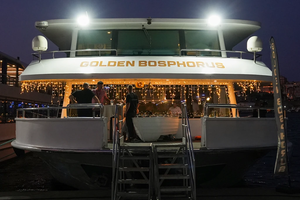 رحلة بحرية في البوسفور مع العشاء والترفيه (مشروبات غازية غير محدودة)