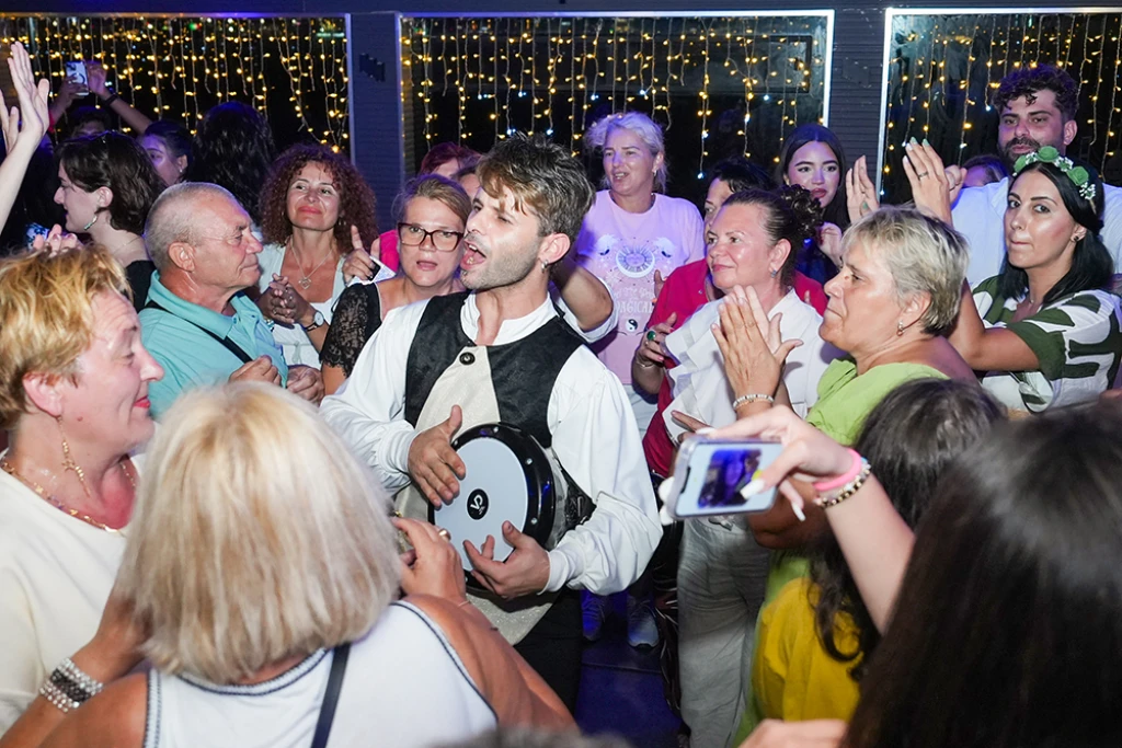 رحلة بحرية في البوسفور مع العشاء والترفيه (مشروبات غازية غير محدودة)