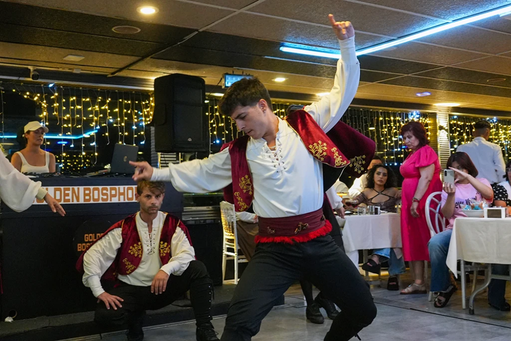 رحلة بحرية في البوسفور مع العشاء والترفيه (مشروبات غازية غير محدودة)