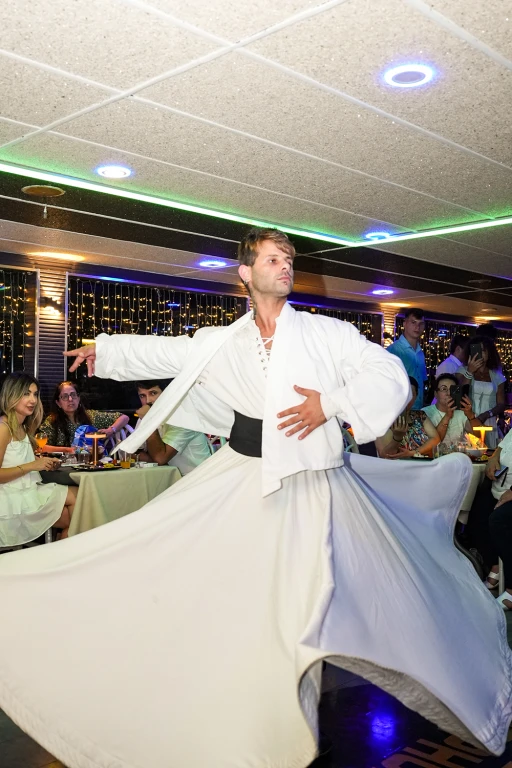 رحلة بحرية في البوسفور مع العشاء والترفيه (مشروبات غازية غير محدودة)