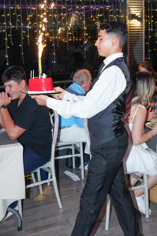 رحلة بحرية في البوسفور مع العشاء والترفيه (مشروبات غازية غير محدودة)