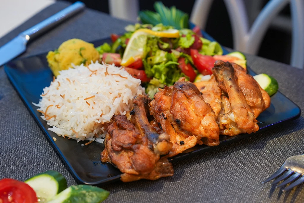 رحلة بحرية في البوسفور مع العشاء والترفيه (مشروبات غازية غير محدودة)