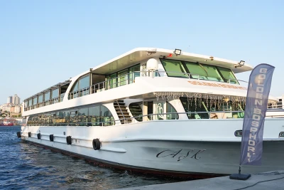 Круїз по Босфору з вечерею та розвагами (необмежені безалкогольні напої)