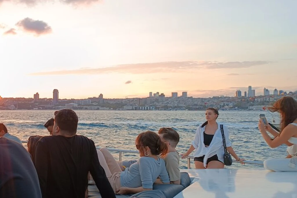 清晨或日落游船配导游和小吃