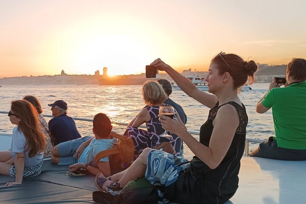 清晨或日落游船配导游和小吃