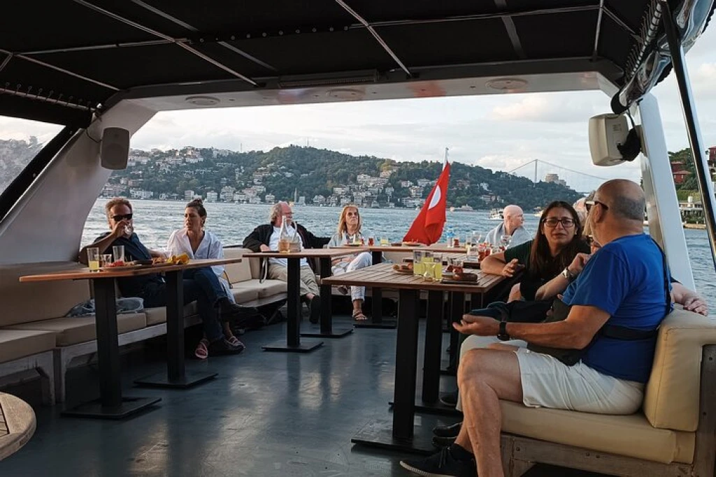 清晨或日落游船配导游和小吃