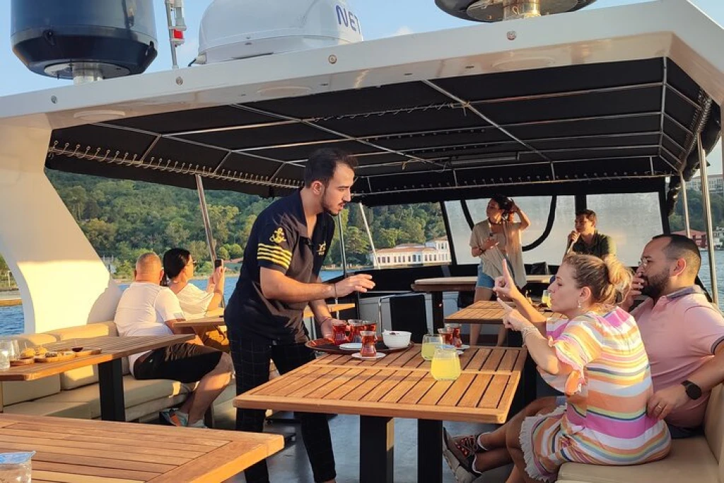 清晨或日落游船配导游和小吃