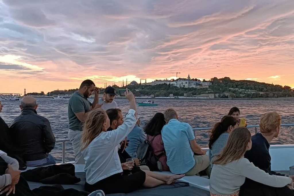 清晨或日落游船配导游和小吃