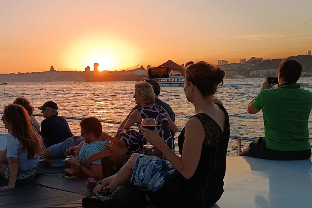 清晨或日落游船配导游和小吃