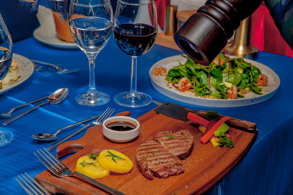 ディナーとエンターテイメントが楽しめるボスポラスクルーズ（ソフトドリンク飲み放題）