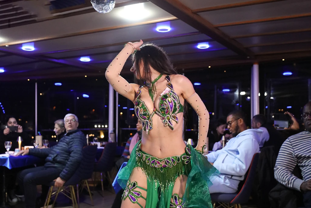 ディナーとエンターテイメントが楽しめるボスポラスクルーズ（ソフトドリンク飲み放題）