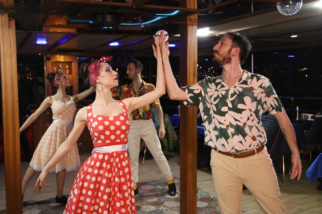 ディナーとエンターテイメントが楽しめるボスポラスクルーズ（ソフトドリンク飲み放題）