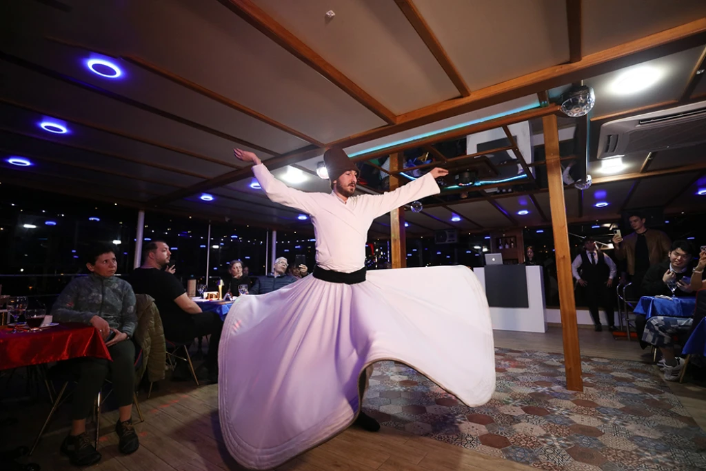 ディナーとエンターテイメントが楽しめるボスポラスクルーズ（ソフトドリンク飲み放題）